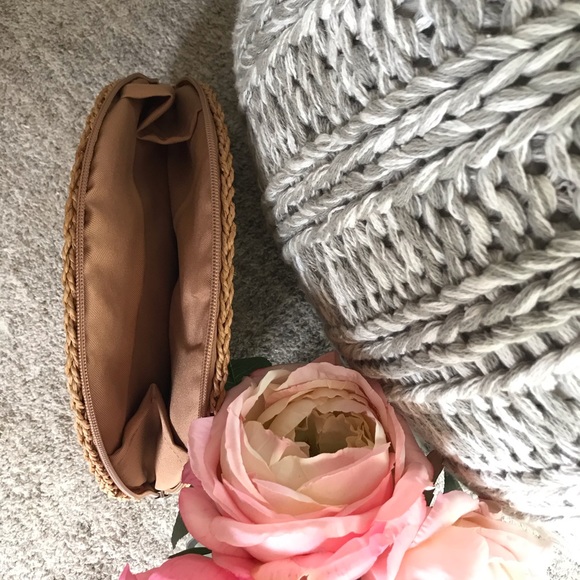 Straw Woven Clutch Natural Color - Picture 3 of 3